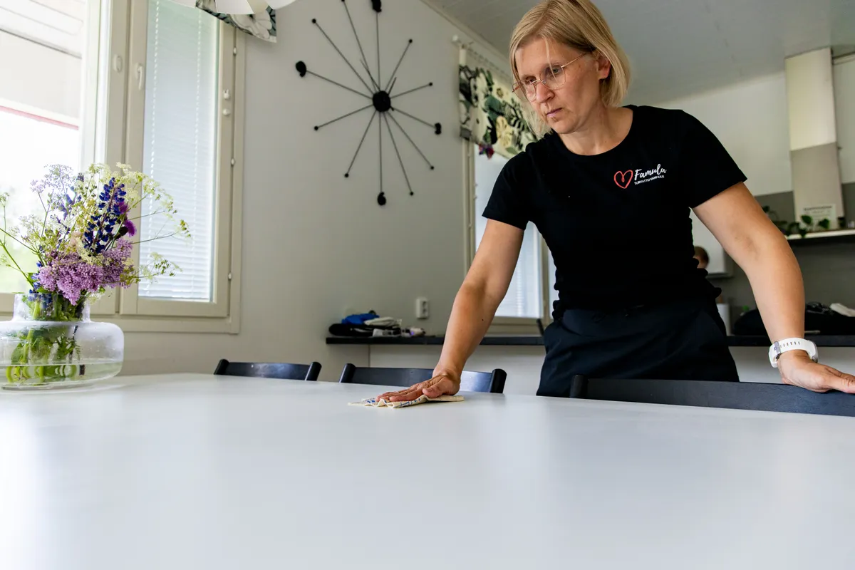 Famulan hoitaja siivoaa kotia huolellisesti ja kiireettömästi